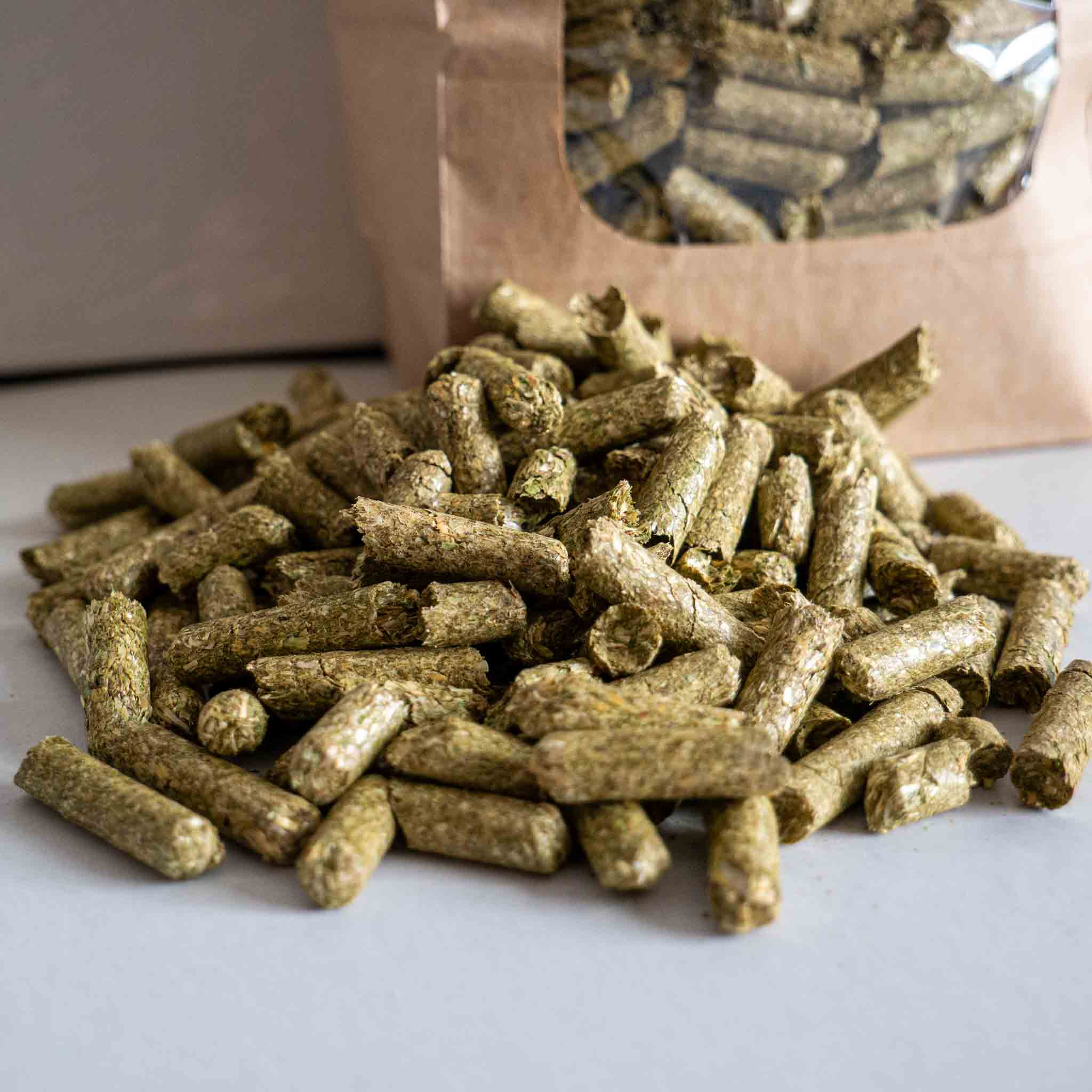 Paillis de foin en granulés | Paillis de jardin