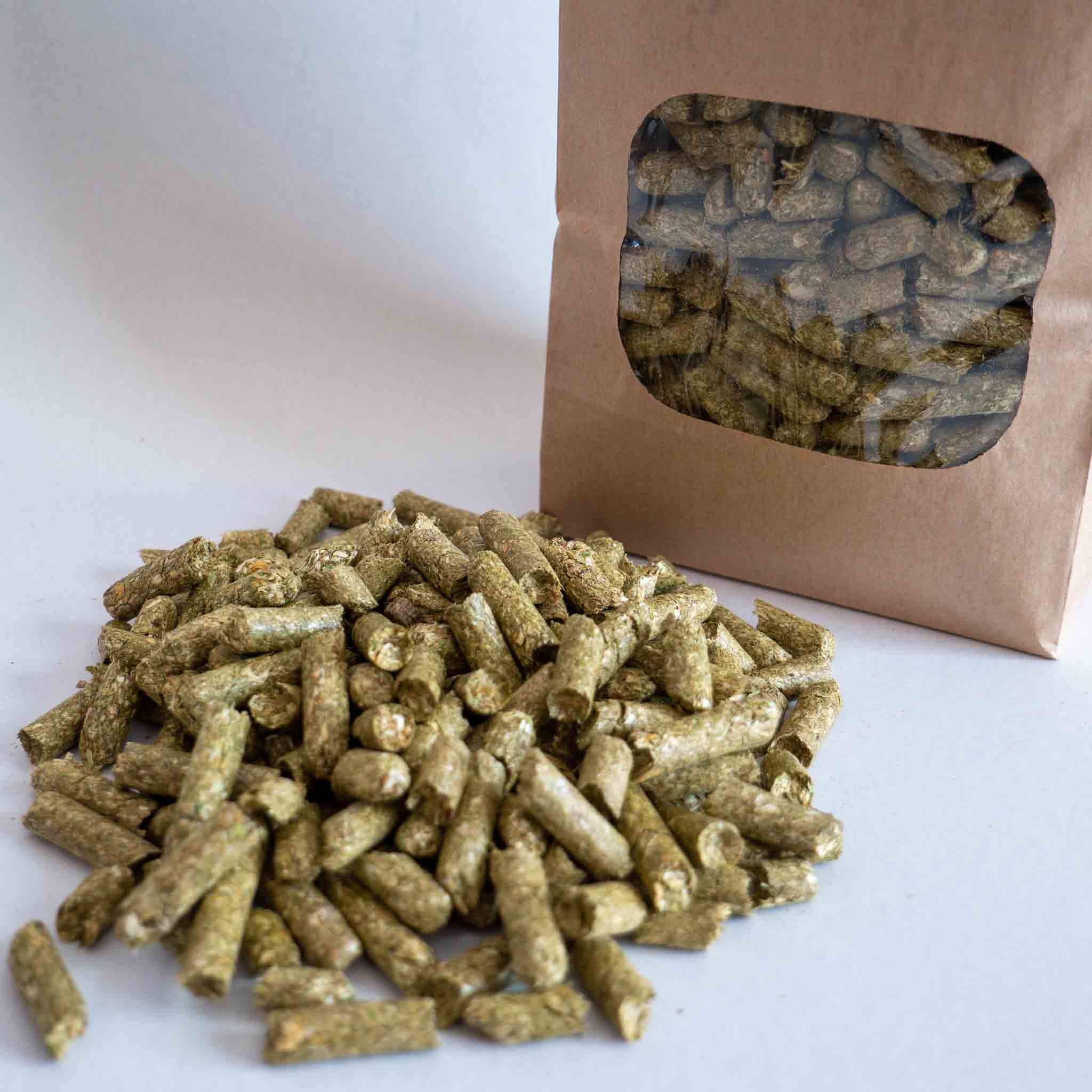 Paillis de foin en granulés | Paillis de jardin